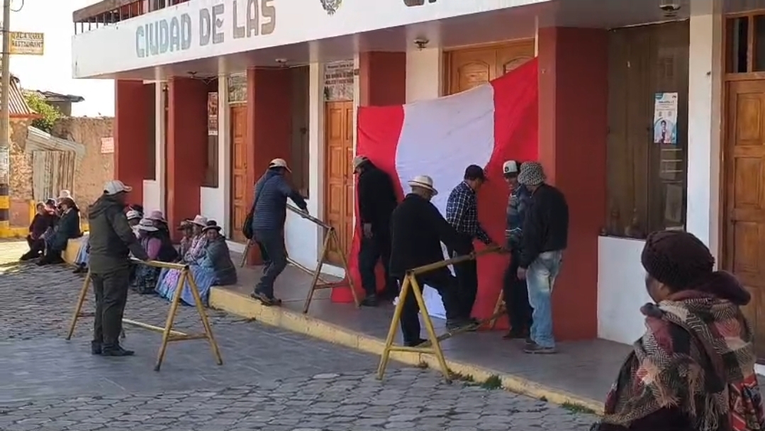 POBLADORES TOMARON LA MUNICIPALIDAD DISTRITAL DE CHUCUITO Y EXIGEN SALIDA DEL VACADO ALCALDE YURY ARCE