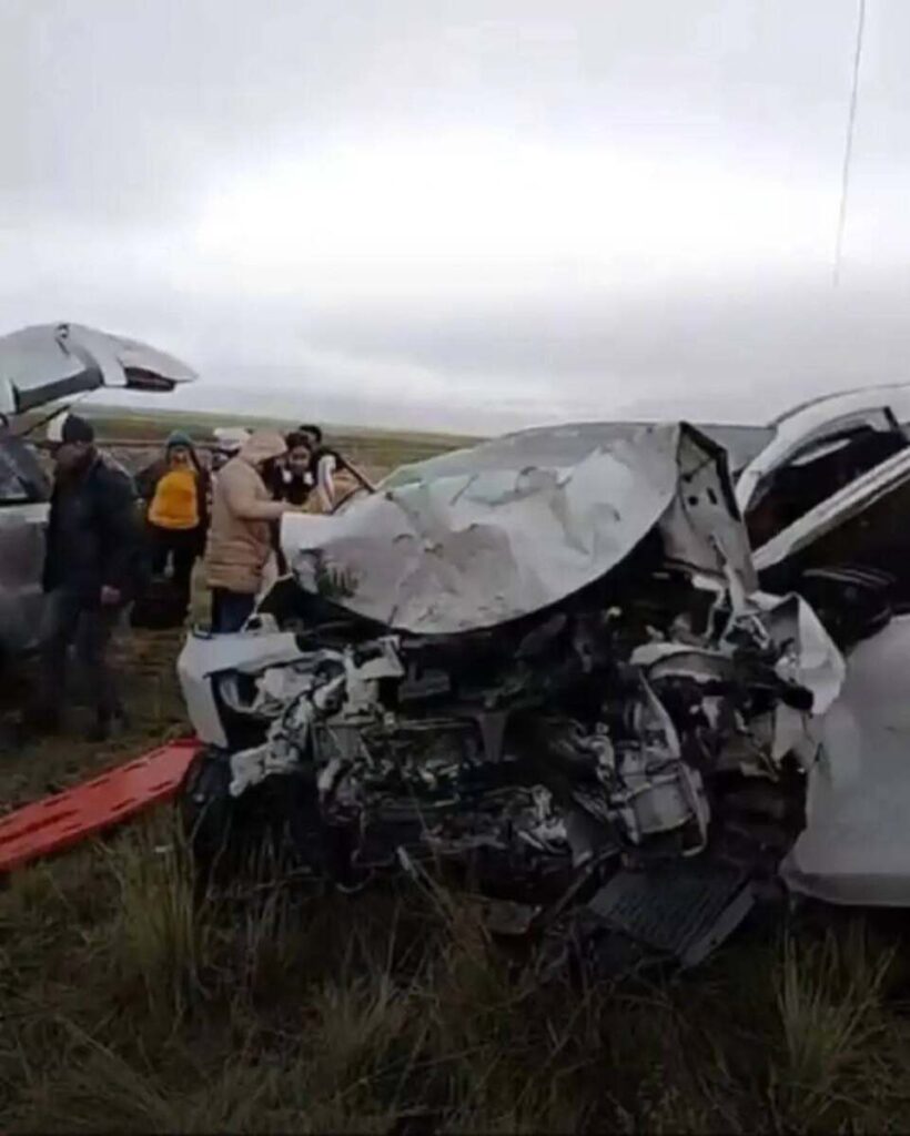 CHOQUE FRONTAL EN VÍA AYAVIRI – SANTA ROSA DEJA UNA PERSONA FALLECIDA Y ONCE HERIDOS