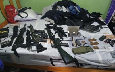 PNP ALLANÓ VIVIENDA  DE DELINCUENTES HALLANDO ARMAS DE FUEGO, MUNICIONES, PRENDAS POLICIALES Y VEHÍCULOS ROBADOS