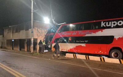 ÚLTIMO: PASAJEROS ATRAPADOS Y VARIOS HERIDOS ES EL SALDO DE UN BUS QUE SE ESTRELLÓ CONTRA VIVIENDA EN LARAQUERI