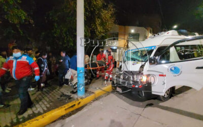COMBI SE EMPOTRÓ CONTRA POSTE EN HUÁSCAR. AL MENOS 6 PASAJEROS RESULTARON HERIDOS Y EVACUADOS AL HOSPITAL