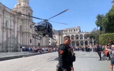 AREQUIPA: HELICÓPTERO POLICIAL ATERRIZA EN PLAZA DE ARMAS COMO PARTE DE PLAN DE SEGURIDAD POR FESTIVIDAD DE LA VIRGEN DE CHAPI