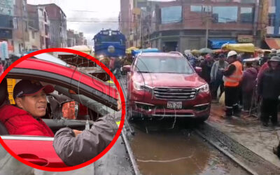 Video| MULTAN A IRRESPONSABLE CONDUCTOR POR ESTACIONAR CAMIONETA EN VÍA FÉRREA Y GENERAR CAOS VEHICULAR