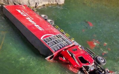 APURÍMAC: CAMIÓN DE ENCOMIENDAS CAE A UN RÍO EN LA VÍA HACIA ABANCAY; CONDUCTOR Y AYUDANTE RESULTAN HERIDOS