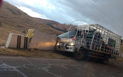 PUNO: CAMIÓN CARGADO CON BALONES DE GAS SE ESTRELLA EN LA “CURVA DEL DIABLO”. CHOFER HUYÓ DEL LUGAR