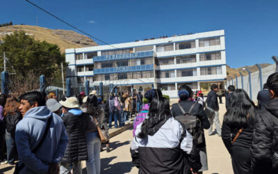 PUNO: ESTUDIANTES DEL INSTITUTO SUPERIOR PEDAGÓGICO TOMAN INSTALACIONES