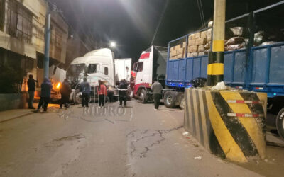PUNO: FALLA MECÁNICA DE TRÁILER GENERÓ MÁS DE DOS HORAS DE CONGESTIÓN EN LA AVENIDA CIRCUNVALACIÓN NORTE