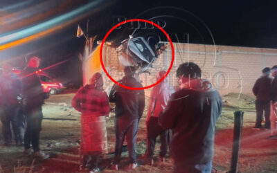 CAMIONETA TERMINA SOBRE EL MURO DE UNA VIVIENDA TRAS PERSECUCIÓN POLICIAL EN CHUCUITO