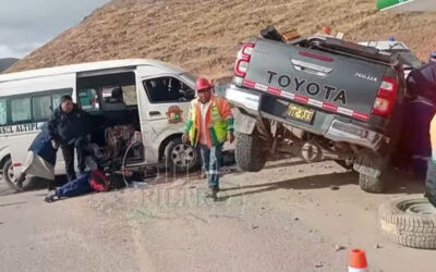 AZANGARO: ACCIDENTE EN LA VÍA INTEROCEÁNICA ENTRE CAMIONETA Y COMBI DEJA VARIOS HERIDOS
